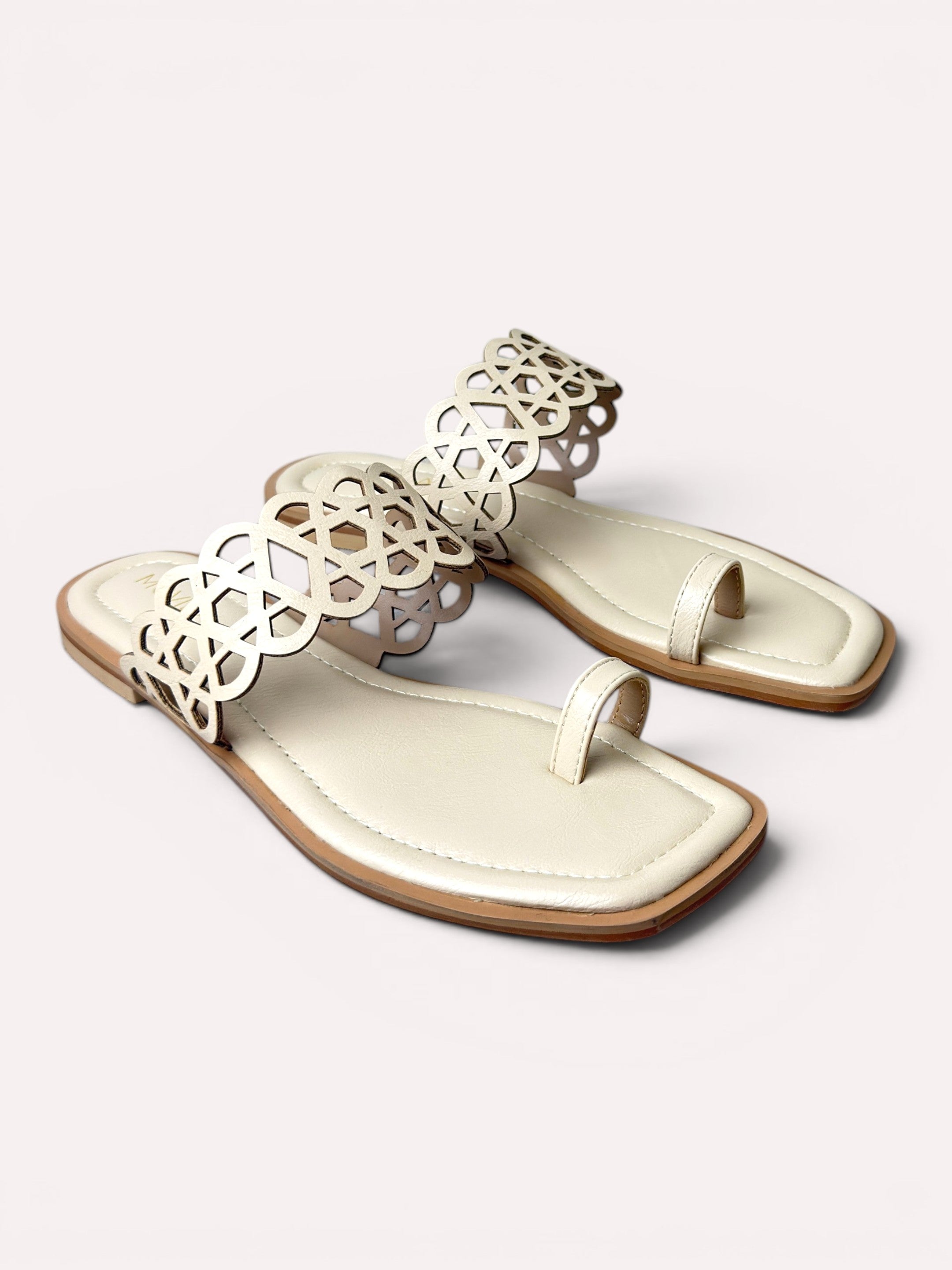 Veda Lattice Toe Ring Flat Sandal – Off White