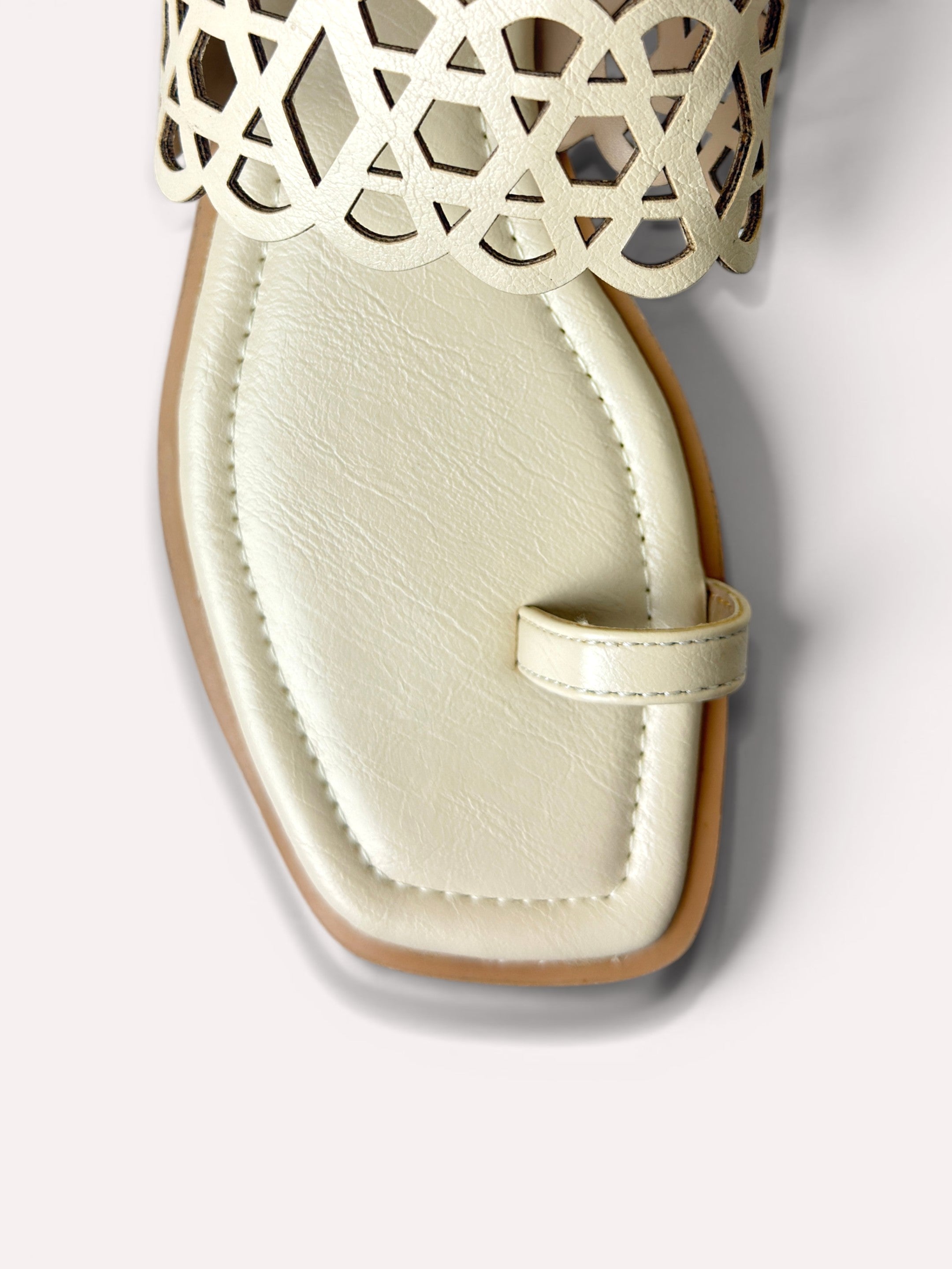 Veda Lattice Toe Ring Flat Sandal – Off White